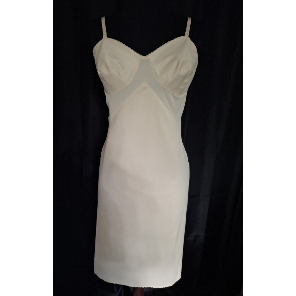 Vintage 70s Vanity Fair Slip Dress Nylon Slip Sz 34 Lingerie Beige delicate trim